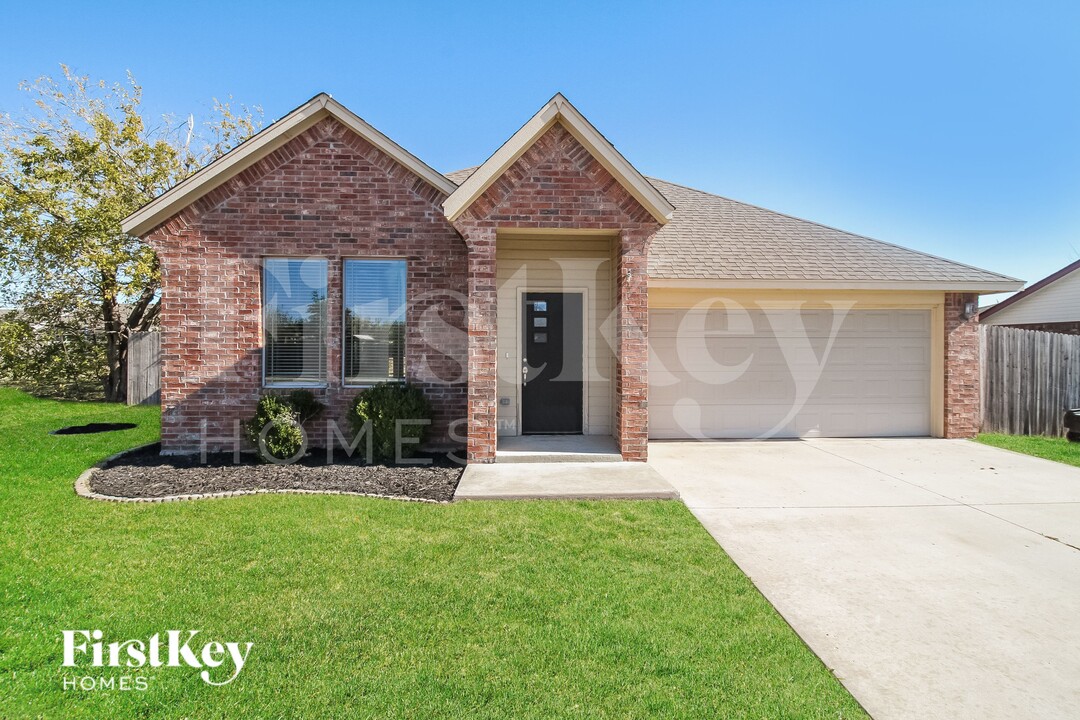 1612 Penn Ln in Moore, OK - Building Photo