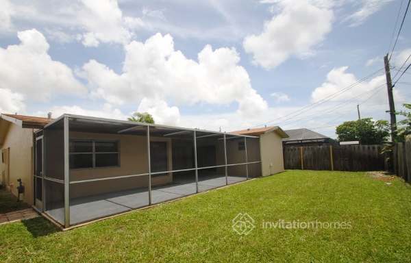 8510 NW 24th Ct in Sunrise, FL - Foto de edificio - Building Photo