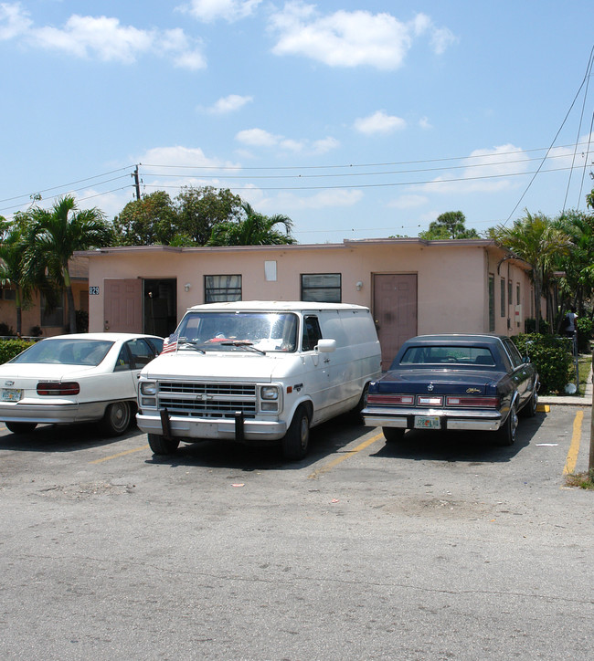 827-835 NW 10th Ter in Fort Lauderdale, FL - Building Photo - Building Photo