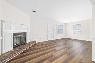 2007 Williamsburg Square in Johnson City, TN - Building Photo - Building Photo