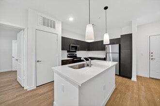 Vista at Reed in San Antonio, TX - Building Photo - Building Photo