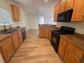 11616 W Kings Arms Ln in Las Vegas, NV - Building Photo - Building Photo