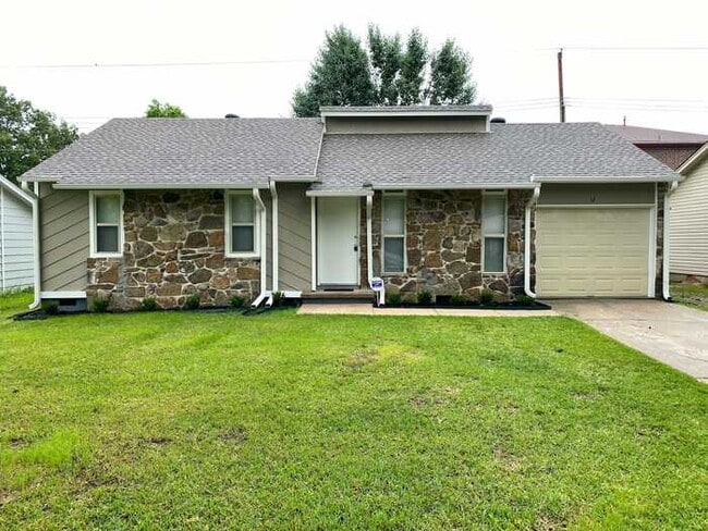 property at 12 Woodbriar Ct
