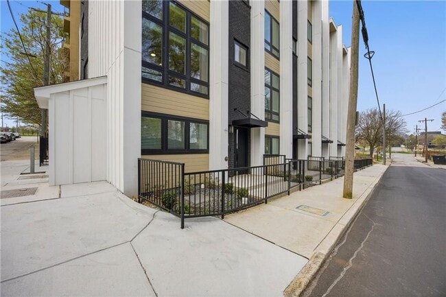 438 Markham St SW in Atlanta, GA - Foto de edificio - Building Photo