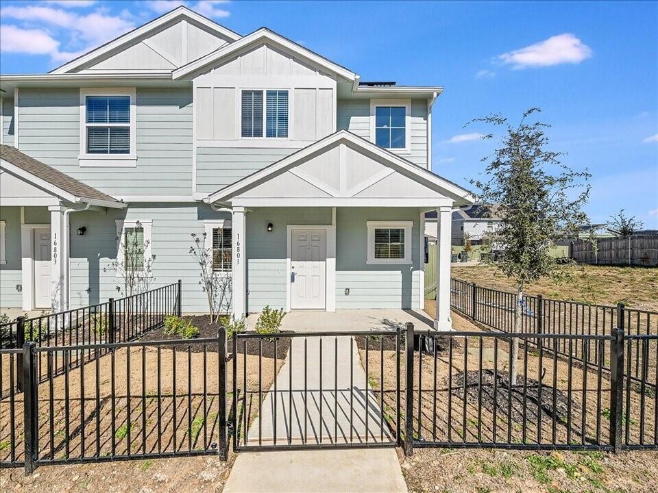 16801 Radiant Dr in Manor, TX - Building Photo