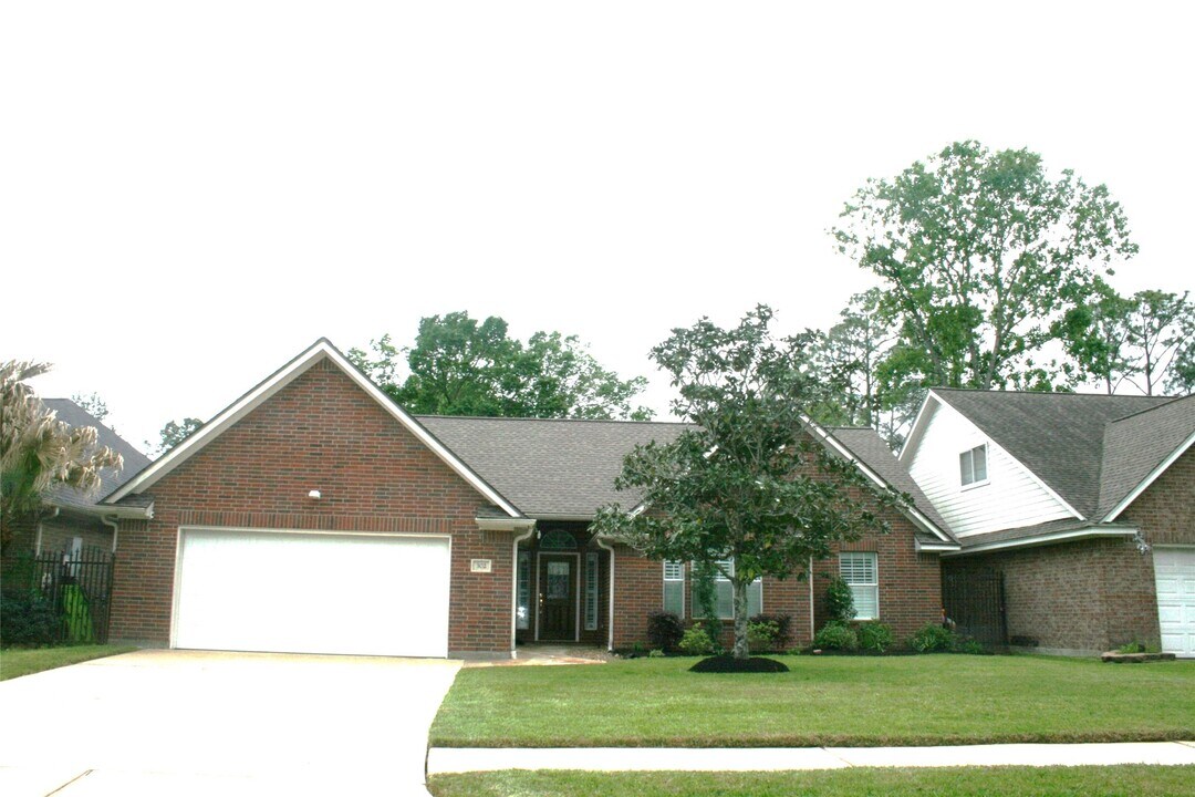 302 Friends Knoll Ln in Friendswood, TX - Foto de edificio