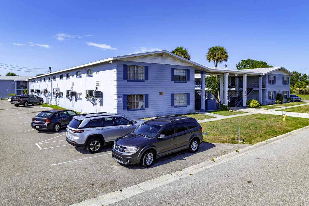 Colonial Arms Condos in Merritt Island, FL - Foto de edificio