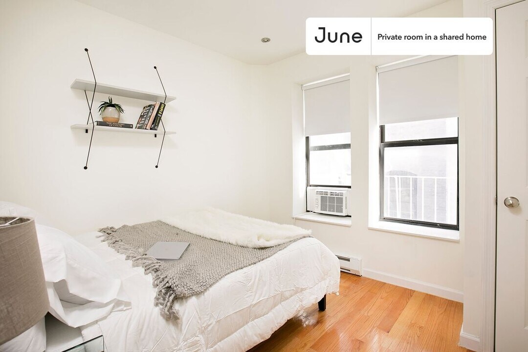 Private bedroom in 6 bed/2 bath Home in New York, NY - Building Photo