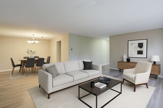 Waterford Village in Bridgewater, MA - Foto de edificio - Interior Photo