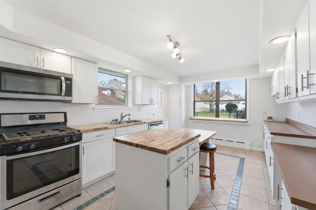 1945 W Beckert Ave in Pittsburgh, PA - Building Photo - Building Photo