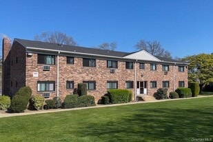 407 E Main St in Islip, NY - Building Photo
