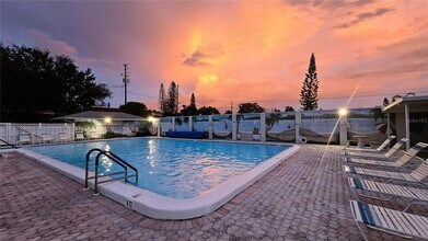 4358 Tahitian Gardens Cir, Unit H in Holiday, FL - Foto de edificio - Building Photo