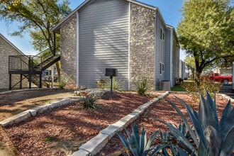 Villas del Sol in Austin, TX - Foto de edificio - Building Photo