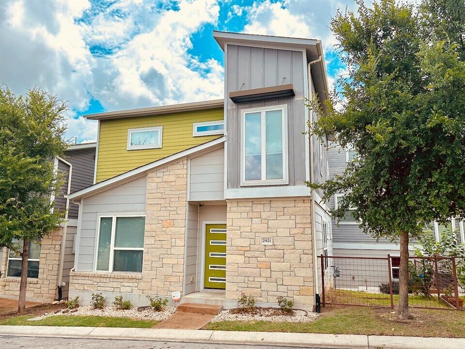 2921 Stock Dr in Austin, TX - Building Photo