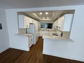 2456 Arizona Ave, Unit 2 in Santa Monica, CA - Building Photo - Building Photo