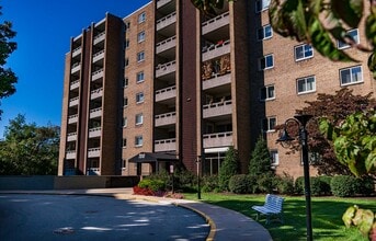 Laurel Village Apartments in Pittsburgh, PA - Foto de edificio - Building Photo