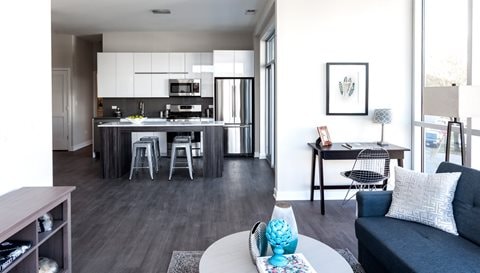 2450 W Armitage Ave in Chicago, IL - Foto de edificio - Building Photo