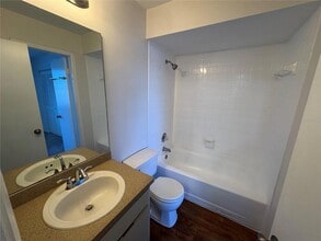 5717 S Dale Mabry Hwy, Unit D in Tampa, FL - Building Photo - Building Photo