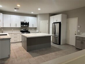 675 Pacific Cascades Dr in Henderson, NV - Building Photo - Building Photo