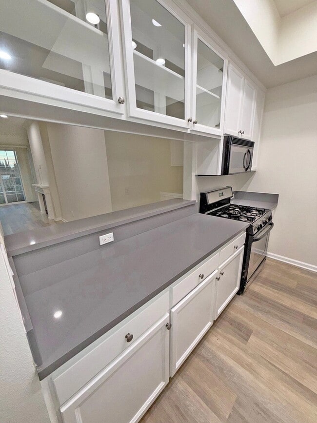 2969 Kelton Ave, Unit 301 in Los Angeles, CA - Foto de edificio - Building Photo