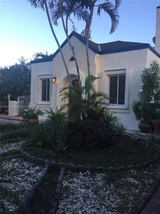 1662 SW 12th St in Miami, FL - Building Photo