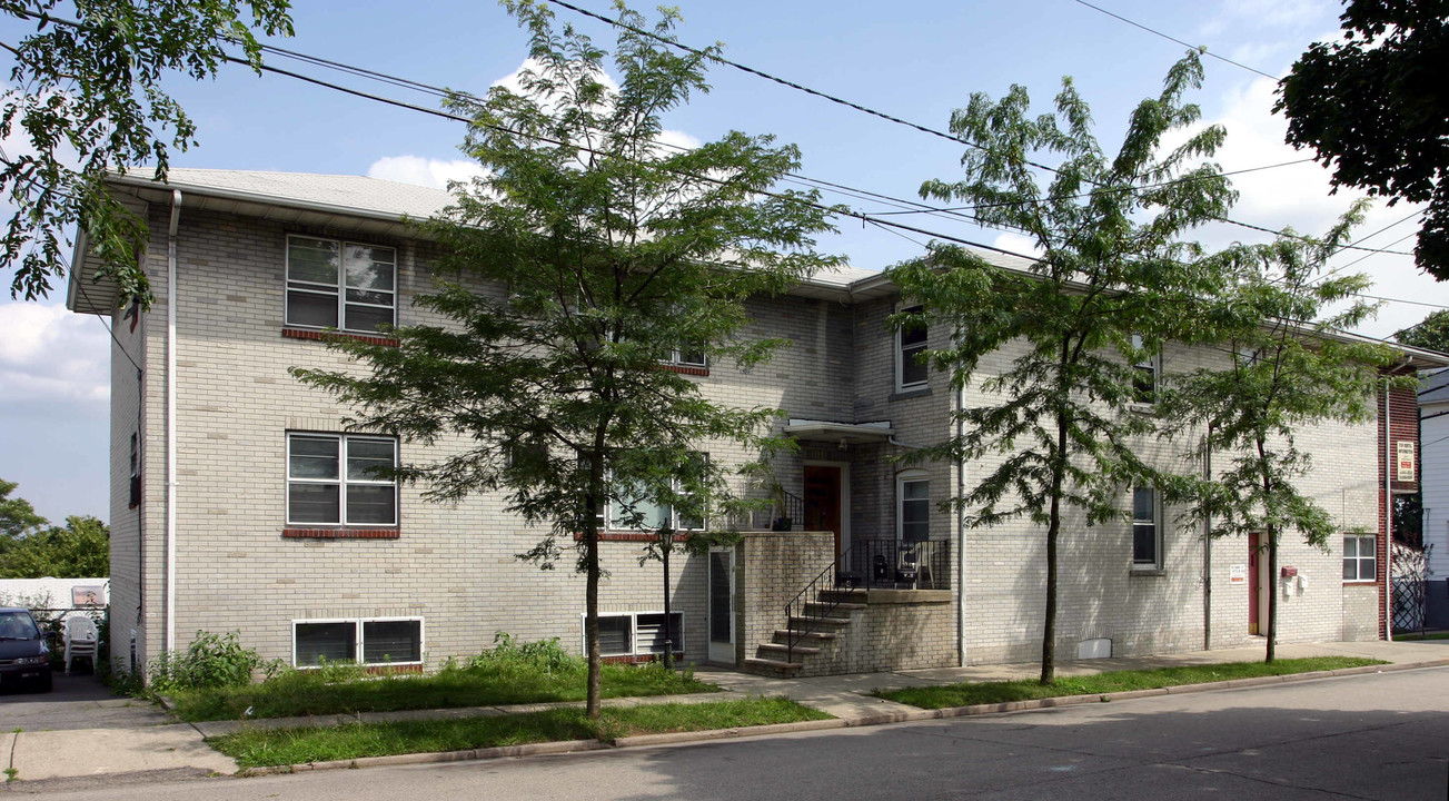 100 Arnot St in Lodi, NJ - Foto de edificio