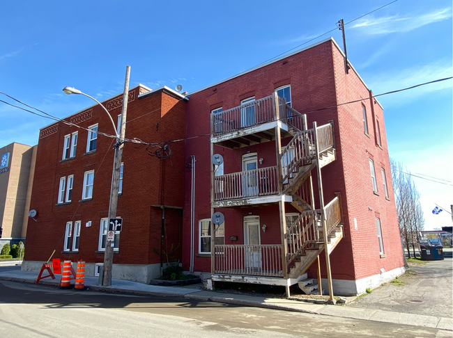 567-585 Du Saint-Maurice Boul in Trois-Rivières, QC - Building Photo - Building Photo