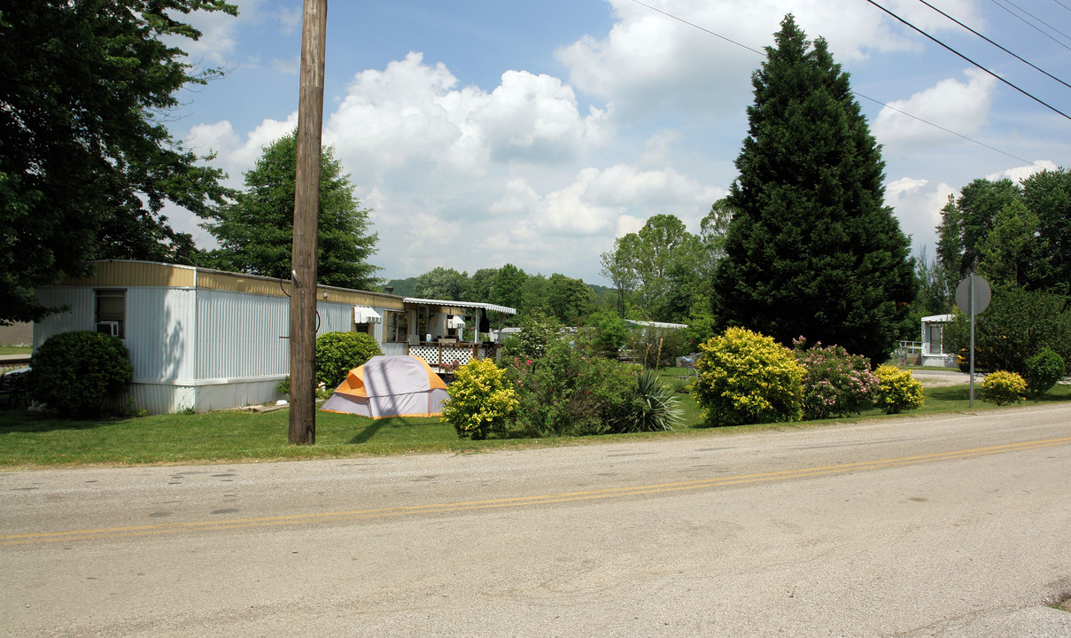 907-919 Wright Rd in Poca, WV - Foto de edificio