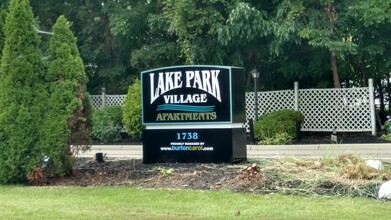 Lake Park Village in Streetsboro, OH - Foto de edificio - Building Photo