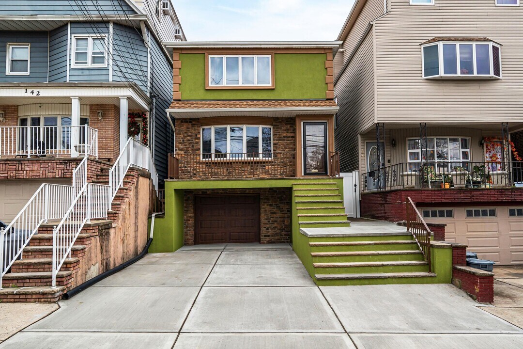 144 W 30th St in Bayonne, NJ - Foto de edificio