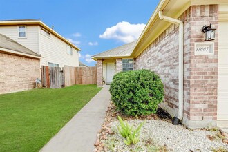 11007 Clear Villa Ln in Houston, TX - Building Photo - Building Photo