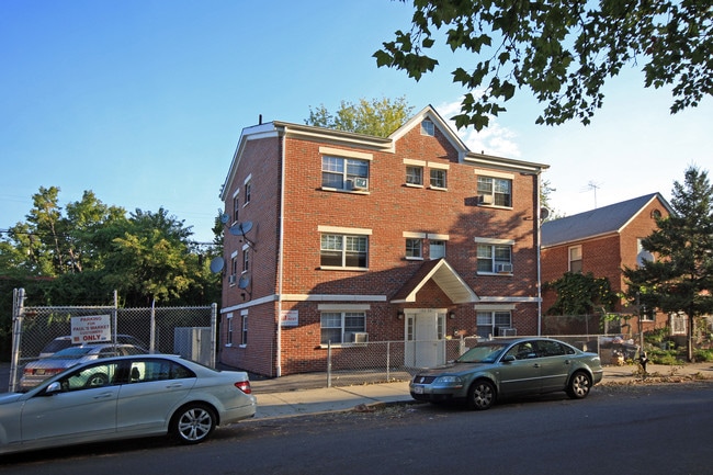 192-33 Station Rd in Flushing, NY - Foto de edificio - Building Photo