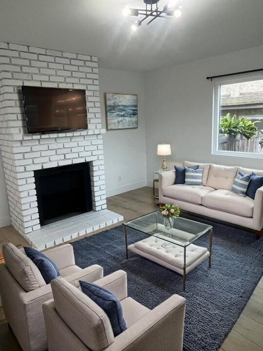17422 Keelson Ln in Huntington Beach, CA - Foto de edificio