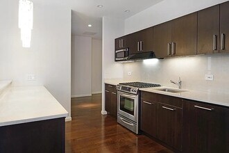 101 Wall St, Unit 420A in New York, NY - Building Photo - Building Photo