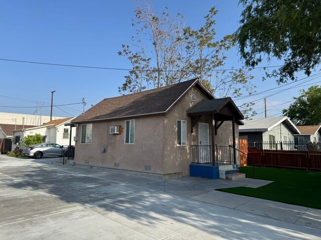 230 N Inez St