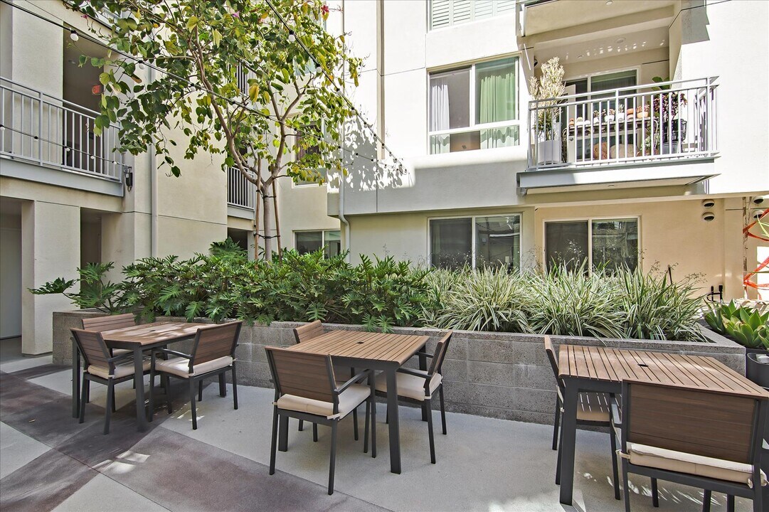 12655 Bluff Creek Dr, Unit 327 in Los Angeles, CA - Building Photo