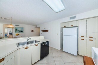 6050 Bahia Del Mar Cir N in St. Petersburg, FL - Building Photo - Building Photo