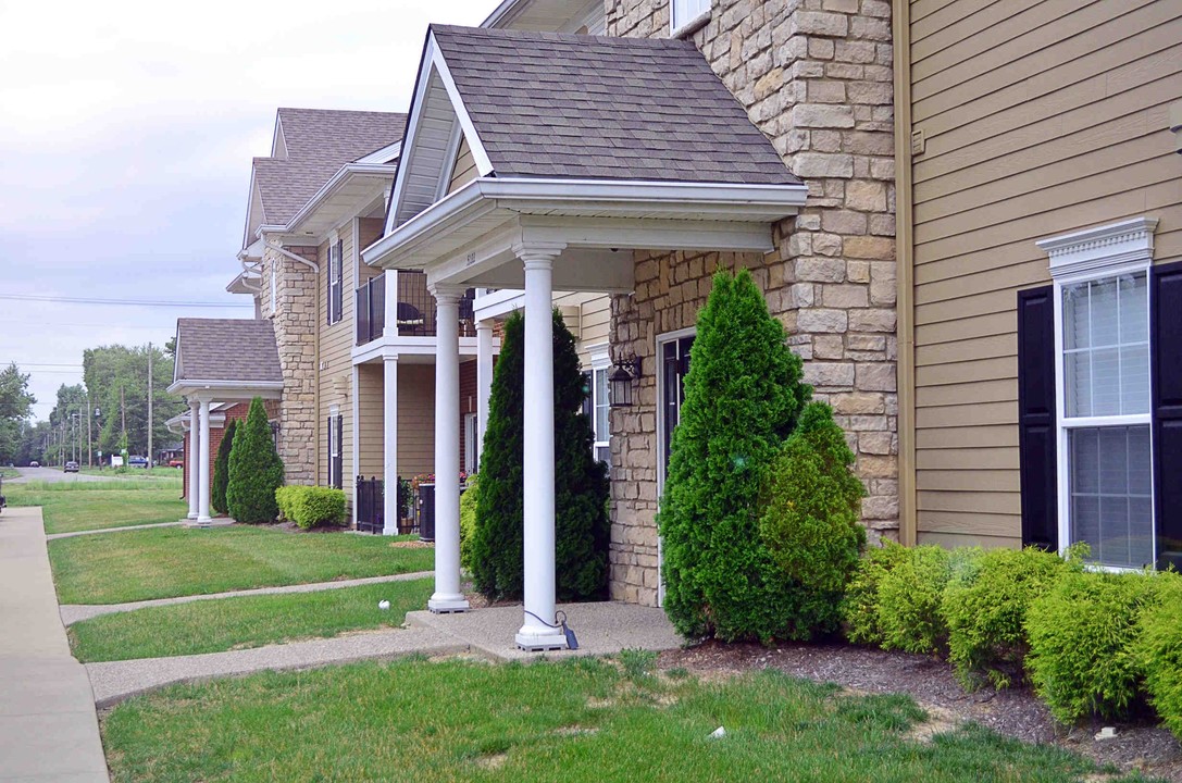 Jefferson Crossing in Louisville, KY - Building Photo