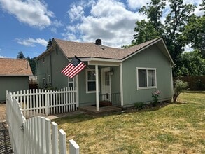 150 S 16th St in Cottage Grove, OR - Building Photo - Building Photo