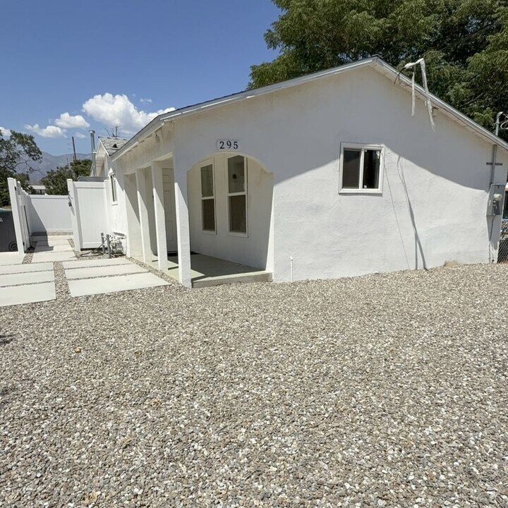 295 E Barbour St in Banning, CA - Building Photo