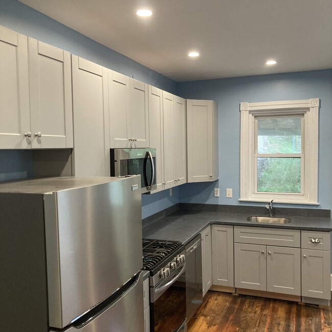 5271 Ridge Ave in Philadelphia, PA - Foto de edificio - Building Photo