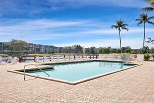 1715 Whitehall Dr, Unit 405 in Davie, FL - Building Photo