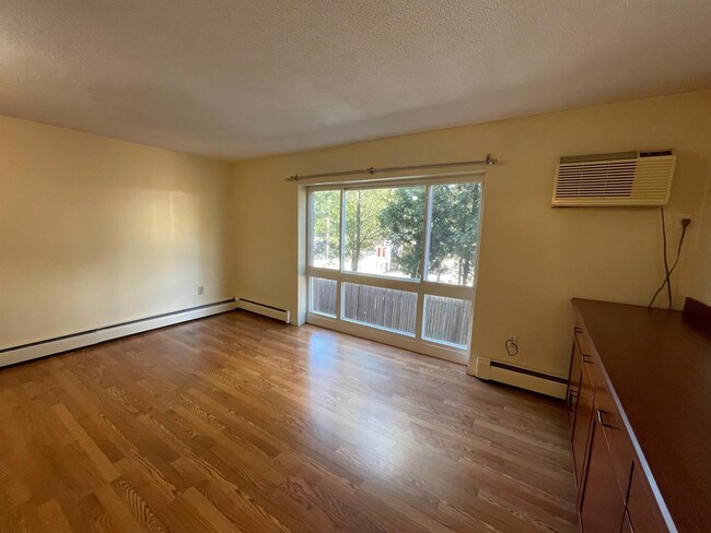 2595 Massachusetts Ave, Unit 4 in Cambridge, MA - Building Photo - Building Photo