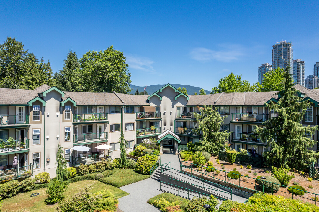 Dufferin Court in Coquitlam, BC - Building Photo