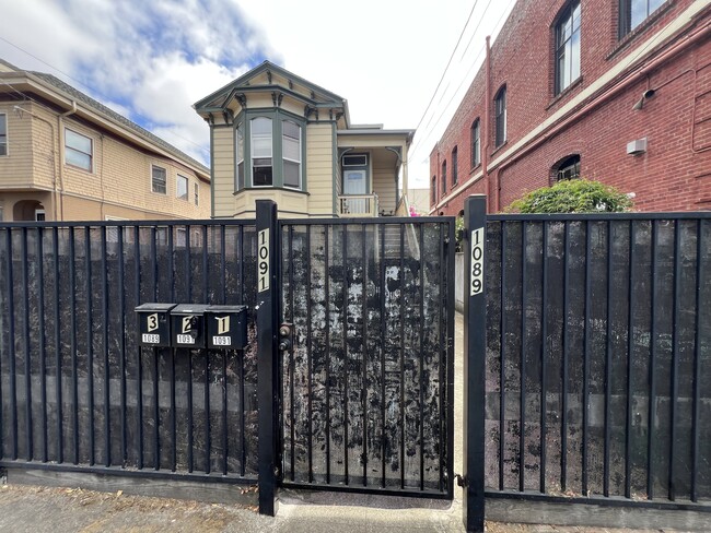 1089 59th St, Unit 1 in Oakland, CA - Foto de edificio - Building Photo