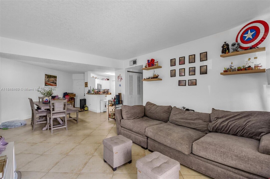 6288 NW 186th St in Hialeah, FL - Building Photo