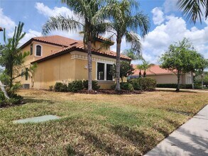 10586 Cory Lake Dr in Tampa, FL - Foto de edificio - Building Photo
