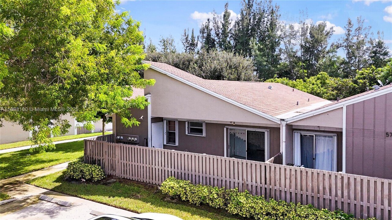 570 Woodgate Cir in Sunrise, FL - Building Photo