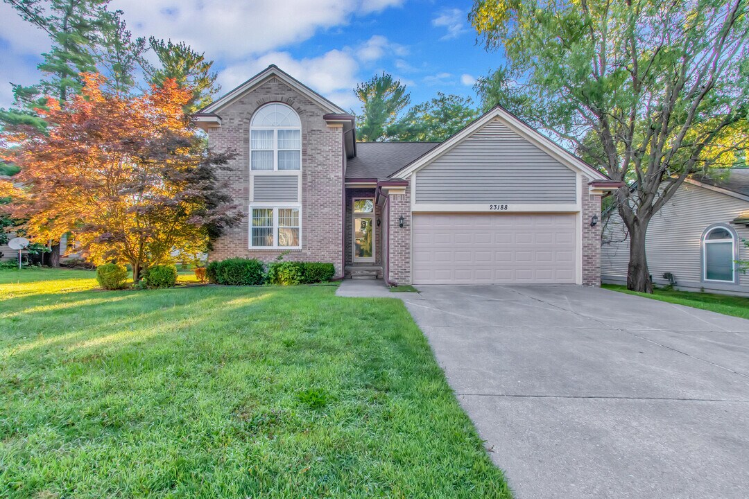23188 Potomac Cir in Farmington Hills, MI - Building Photo