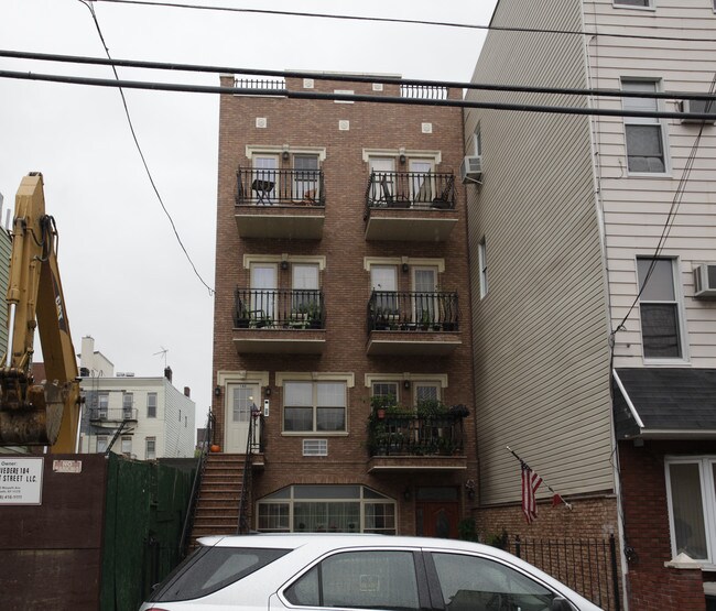 182 Frost St in Brooklyn, NY - Foto de edificio - Building Photo